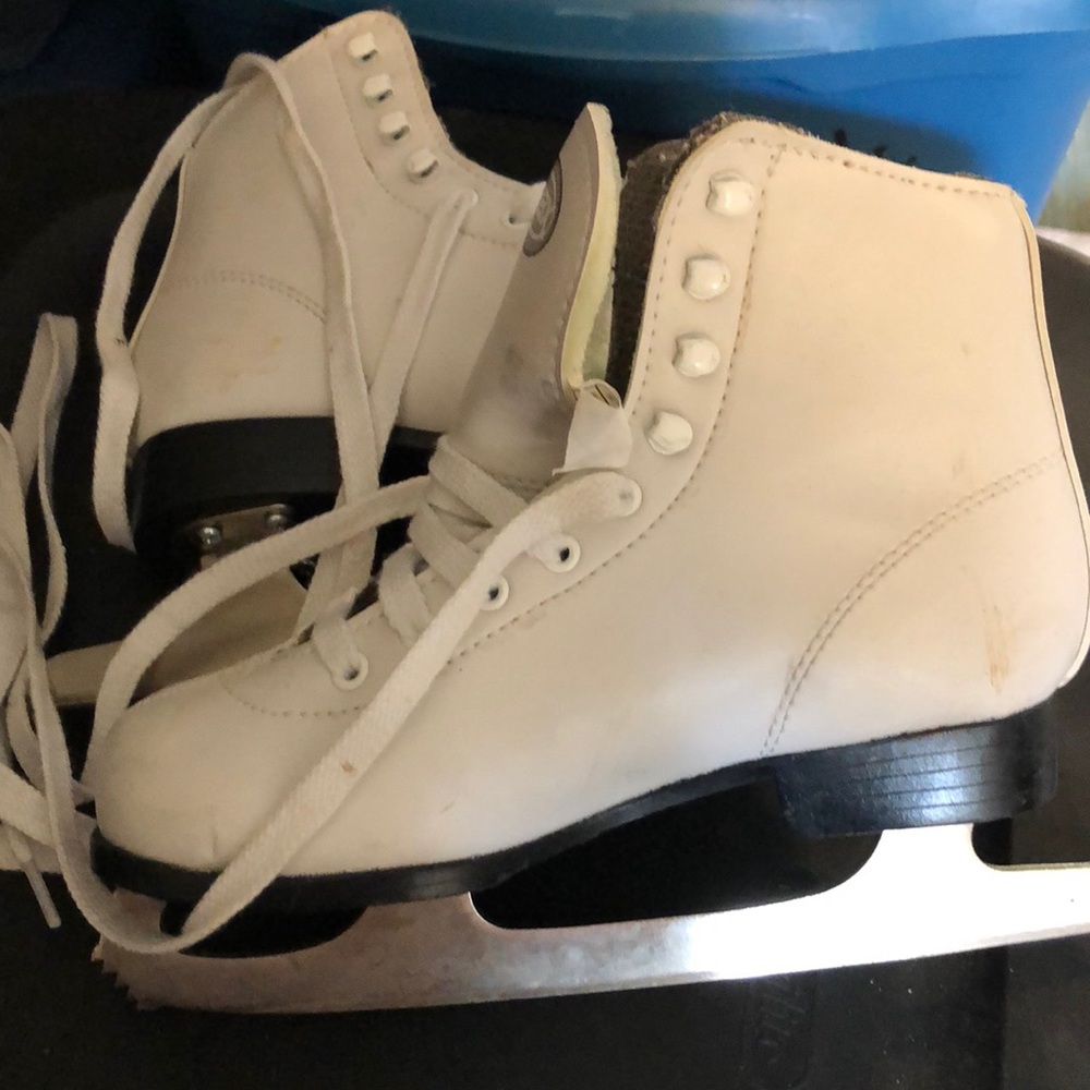 Figure ice skates